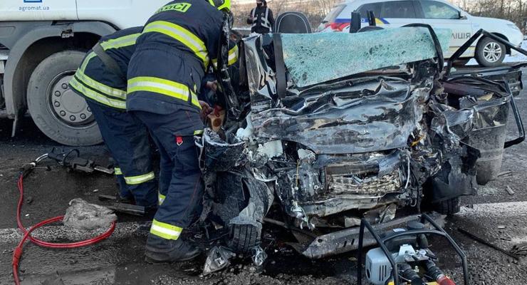 В Закарпатье грузовик протаранил легковушку: Пятеро погибших