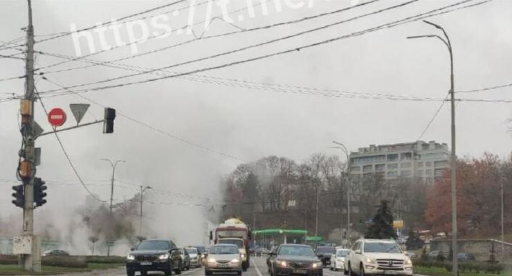 Прорыв теплотрассы в Киеве: Дома остались без горячей воды и отопления