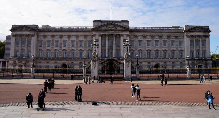 Слуга из Букингемского дворца украл ценности на $135 тысяч
