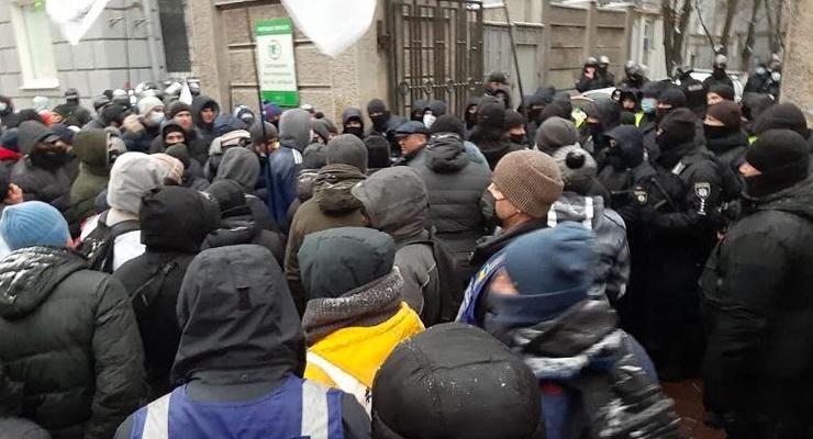 Протестующие пытались заблокировать нардепов в Раде