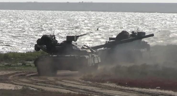 Украинские танкисты провели учения у Крыма: Видео