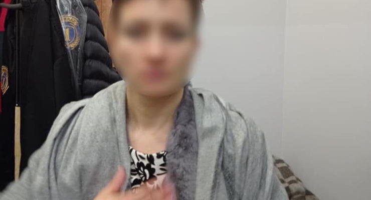 В Киеве женщина в ТРЦ на глазах у всех нюхала “белый порошок”
