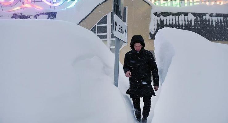 В Норильске выпал снег выше человеческого роста