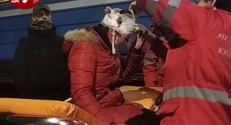 Под Киевом женщина прыгнула под поезд и выжила: Момент попал на видео