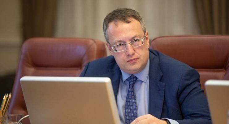 Геращенко назвал причину низких зарплат медиков