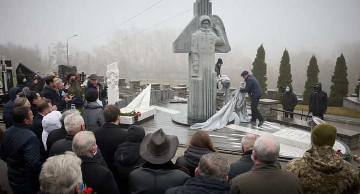 Открытый Зеленским памятник в Киеве попал в скандал