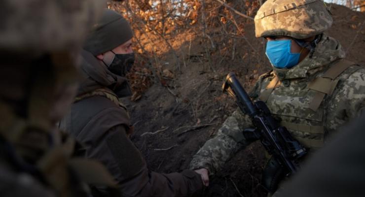 Зеленский съездил к военным на Донбасс