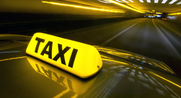 В Киеве таксист умер за рулем своего авто