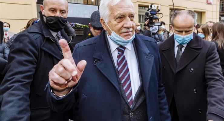 Экс-президента Чехии оштрафовали за маску на подбородке