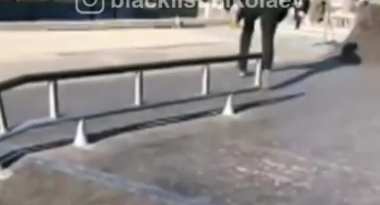 Житель Николаева открыл стрельбу по детям в скейт-парке: Видео
