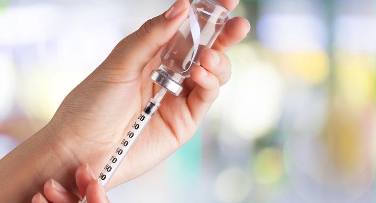COVID-вакцину завезут в Украину уже в январе – ЦОЗ