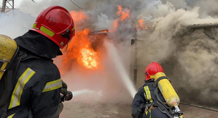 Пожар на автомойке в Киеве: Могут загореться соседние здания