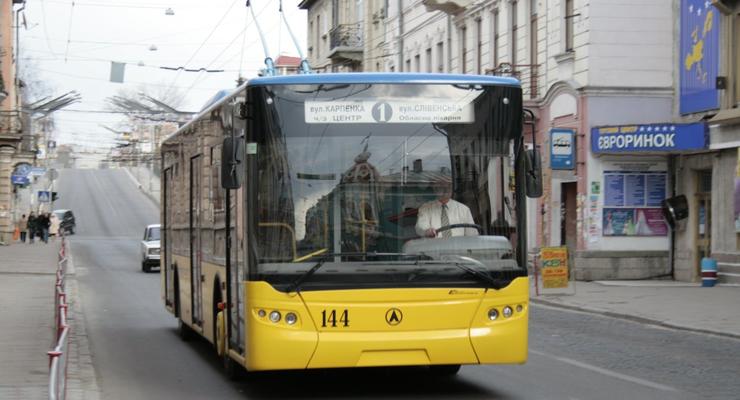 В Тернополе кондуктор вытолкала ребенка из троллейбуса