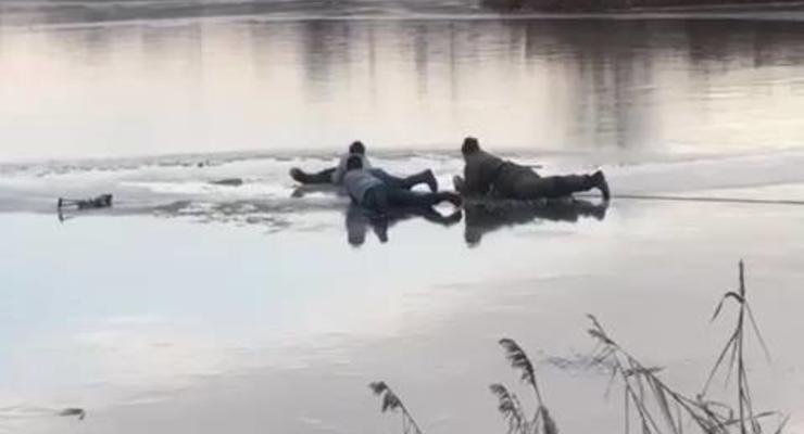 В Харькове мужчина ловил рыбу и провалился под лед