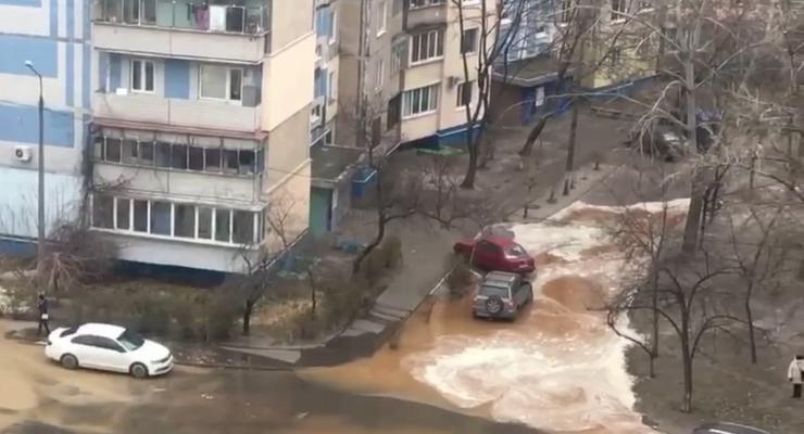В Киеве появилось новое "озеро": Видео порыва трубы на Троещине