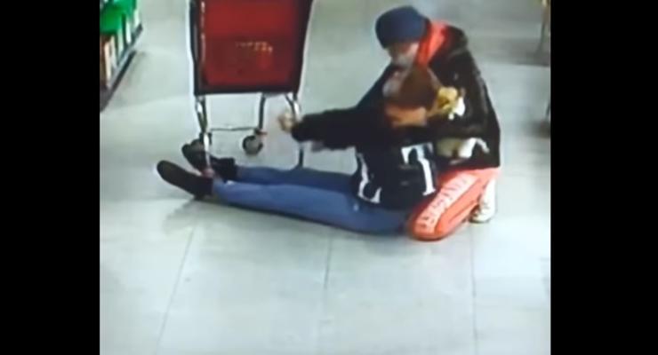 В Харькове охранник супермаркета спас девушку от остановки сердца