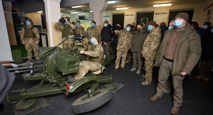 Зеленскому показали обучение танкистов в виртуальном пространстве