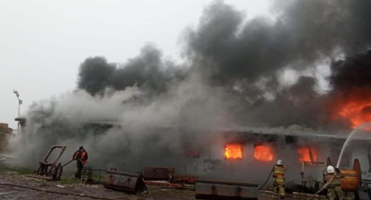 В пожаре на Тернопольщине сгорели два трактора, авто и тонна горючего