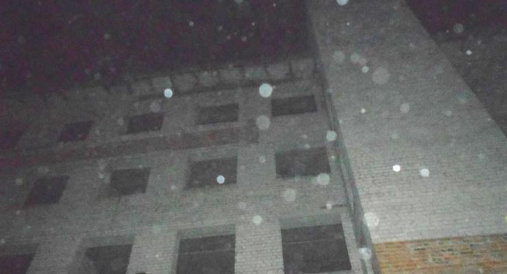 В Ровно девочка упала с крыши "заброшки", пытаясь сделать фото