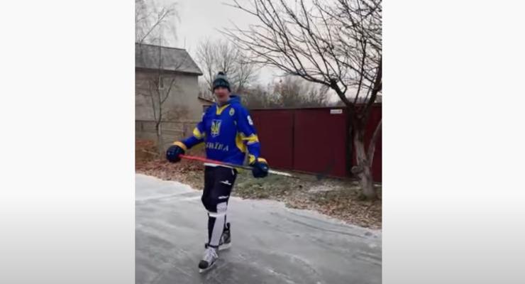 В Киеве на заледеневшей улице выделывал финты лидер сборной по хоккею