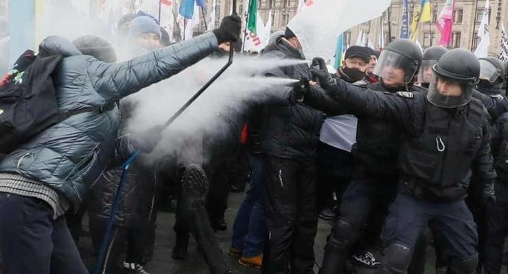 На Майдане в полицию полетели шумовые гранаты, столкновения продолжаются
