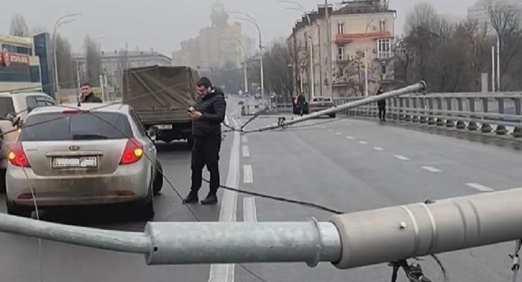 В Киеве на Шулявском мосту упали столбы освещения