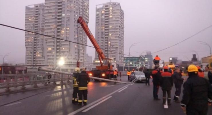 Кличко отреагировал на падение столбов Шулявского моста