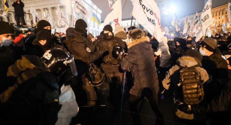 На Майдане снова стычки: Полиция пыталась убрать палатки