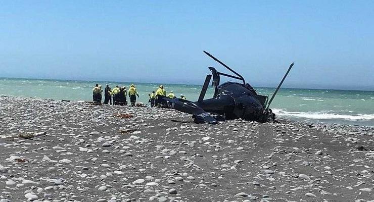 В Новой Зеландии вертолет рухнул на пляж, есть погибшие
