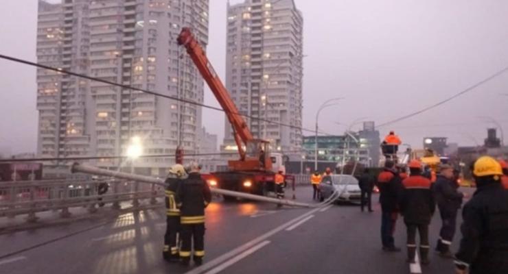 Полиция открыла дело из-за падения электроопор на мосту в Киеве