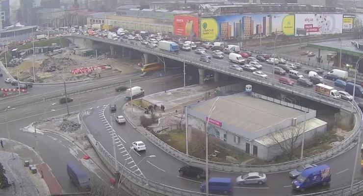 Момент падения электроопор на Шулявском мосту попал на видео
