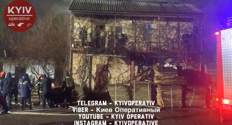 В Киеве загорелся дом. СМИ сообщают о двоих погибших