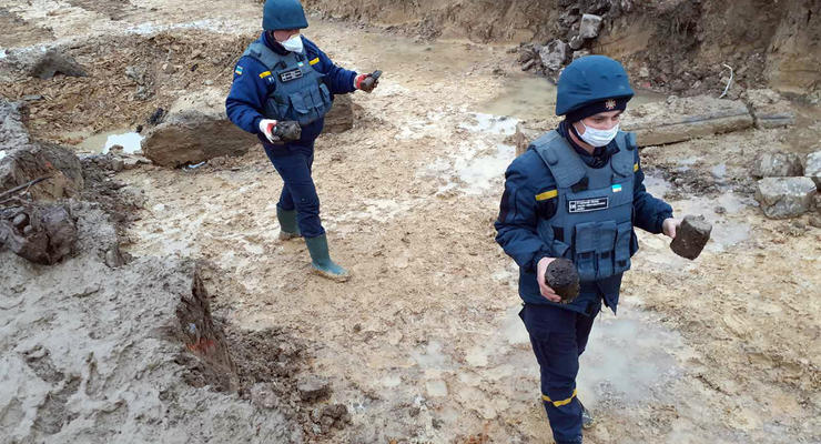 На Закарпатье асфальтоукладчики нашли мины и гранаты Второй мировой войны