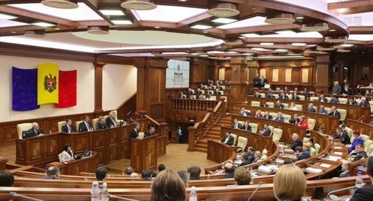 В Молдове парламент повысил статус русского языка