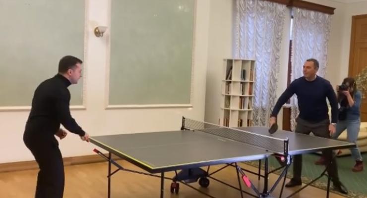 На видео сняли, как Зеленский играл в пинг-понг на камеру