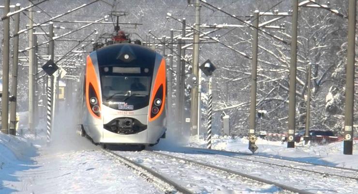 "Укрзализныця" с 24 декабря запускает дополнительные поезда в Карпаты
