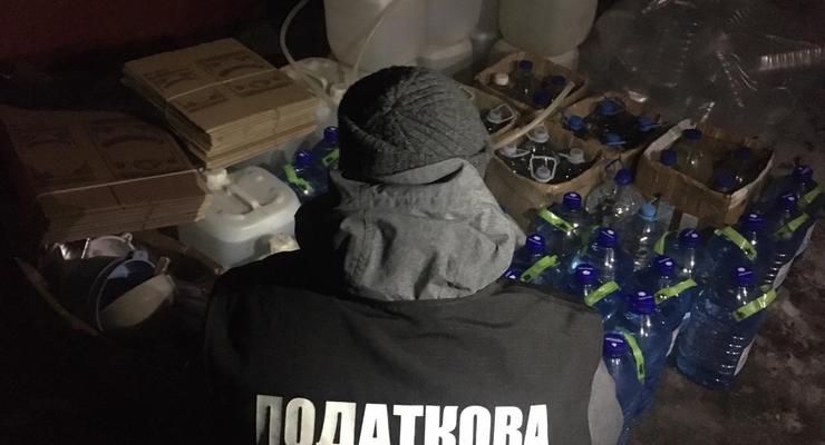 Фасовали в гараже: В Чернигове накрыли нелегальный алкогольный цех