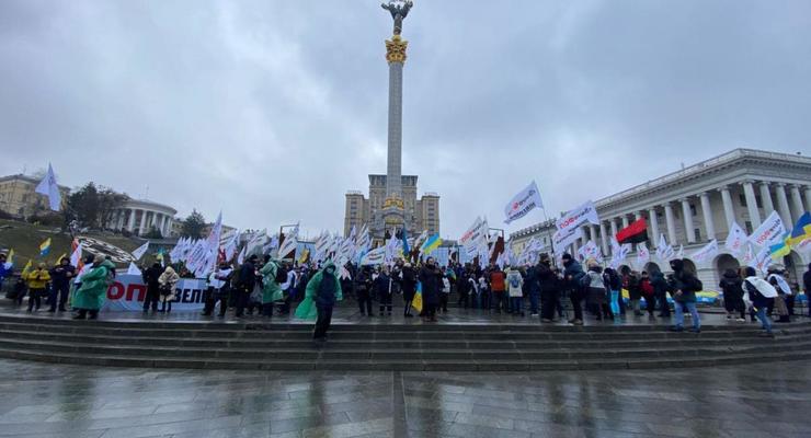 Музыка, толпа и полевая кухня: ФОПы четвертый день протестуют на Майдане