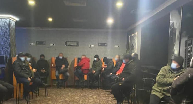 В Киеве копы накрыли подпольное казино с посетителями