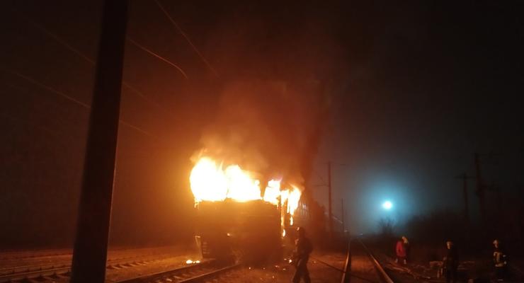 Показаны фото и видео, как на Киевщине горел электропоезд
