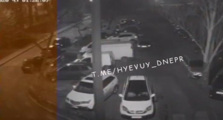 Житель Днепра за ночь порезал шины 20 авто