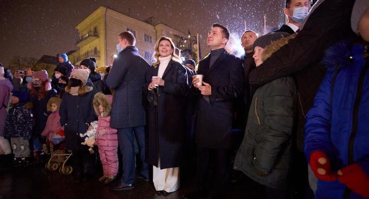 Зеленский с женой посетил новогодний городок на Банковой