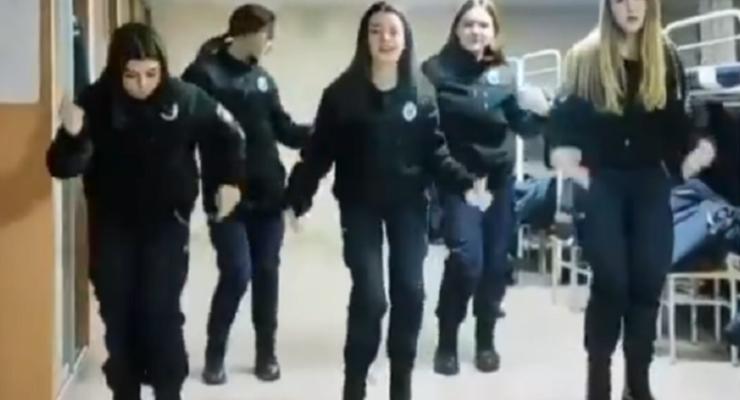 “Позор такой полиции”: Сеть возмутил танец курсанток под российский “блатняк”