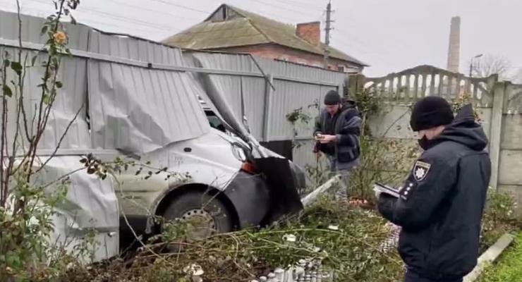 Под Киевом пьяный водитель въехал во двор частного дома