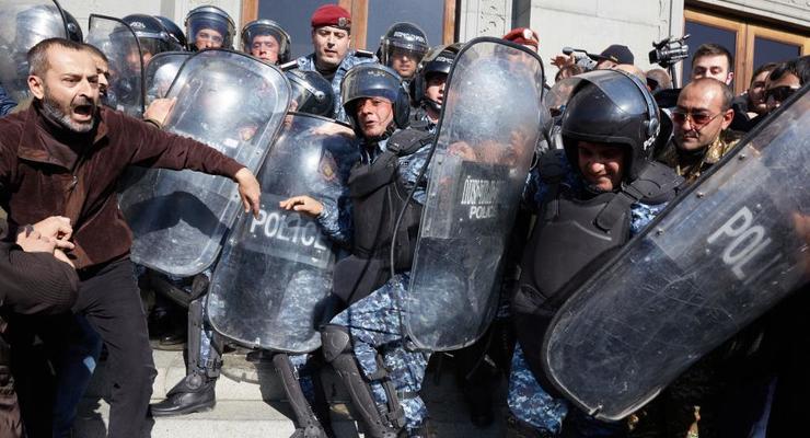 В Ереване идут протесты, объявлена забастовка