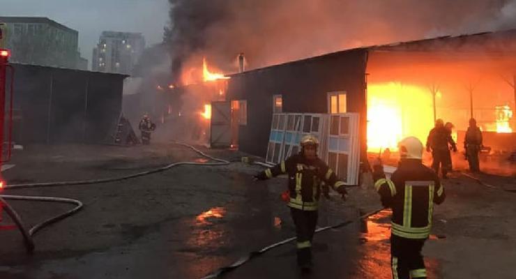 В Киеве произошел крупный пожар: Горит склад