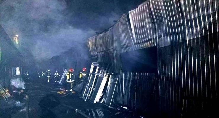Масштабный пожар на складах Киева потушен