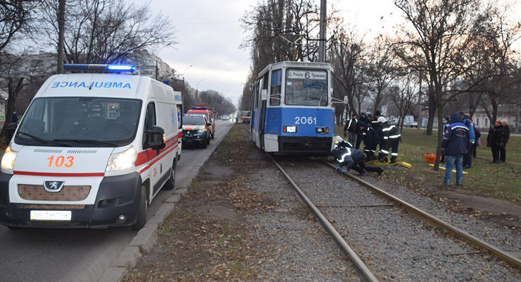 Зажало ноги: В Николаеве мужчина попал под трамвай и выжил