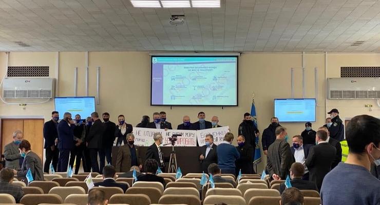 На Донбассе сессия горсовета закончилась депутатскими разборками