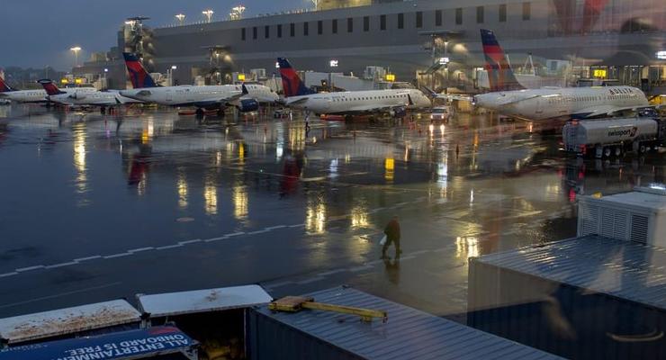В США пассажиры в аэропорту выпрыгнули из самолета
